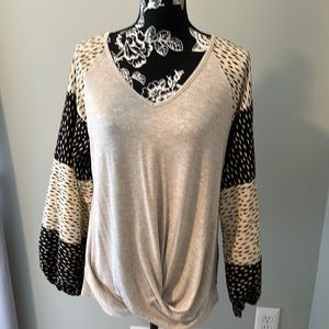 🧡🍁🧡 Lightweight & stylish.  Pairs beautifully with jeans or black pants.